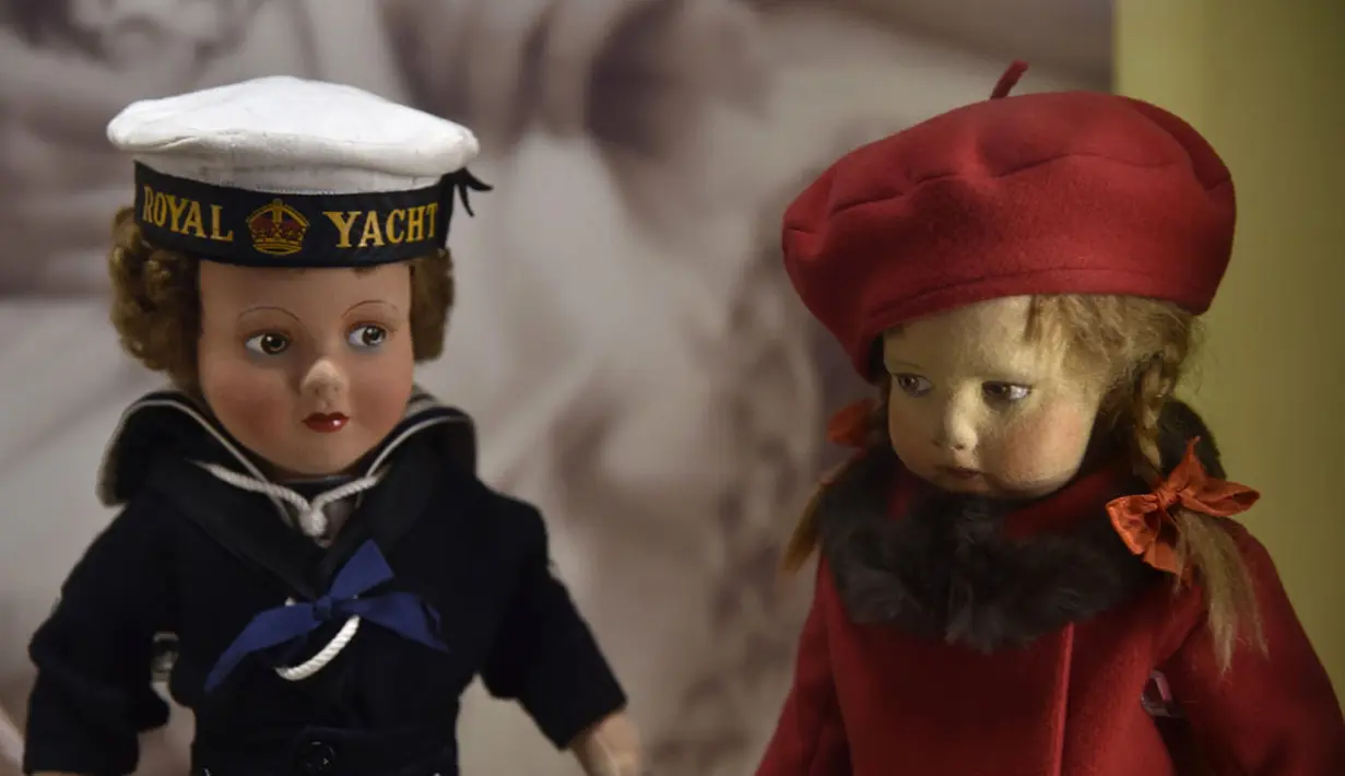 Dua boneka milik Ratu Elizabeth semasa kecil ditampilkan dalam pameran "Royal Childhood" di Istana Buckingham, (24/7/2014). (REUTERS/Toby Melville)