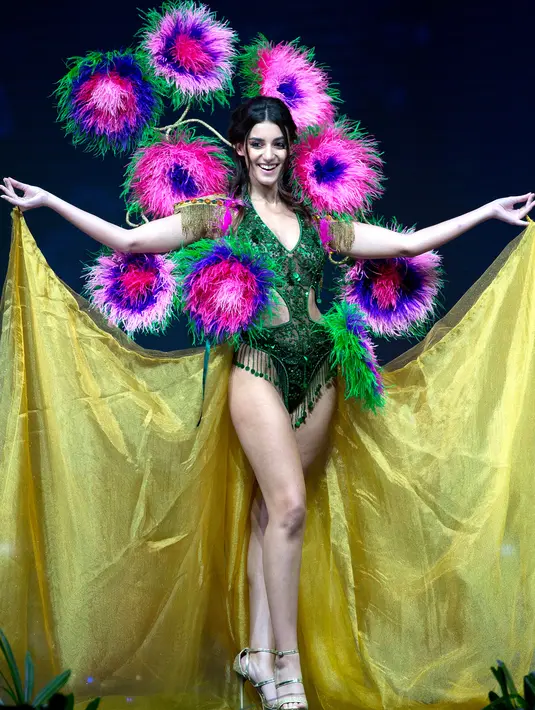 Miss Malta, Francesca Mifsud menampilkan kostum nasionalnya selama National Costume Show Miss Universe 2018 di Chonburi, Thailand, Senin (10/12). 94 wanita cantik se-dunia berlomba menjadi yang terbaik di ajang Miss Universe 2018. (AP/Gemunu Amarasinghe)