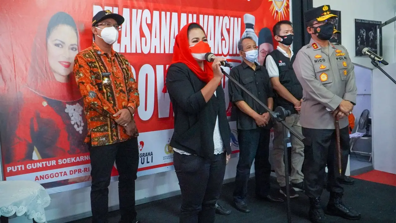 Puti Guntur saat menghadiri vaksinasi di Sidoarjo. (Istimewa)