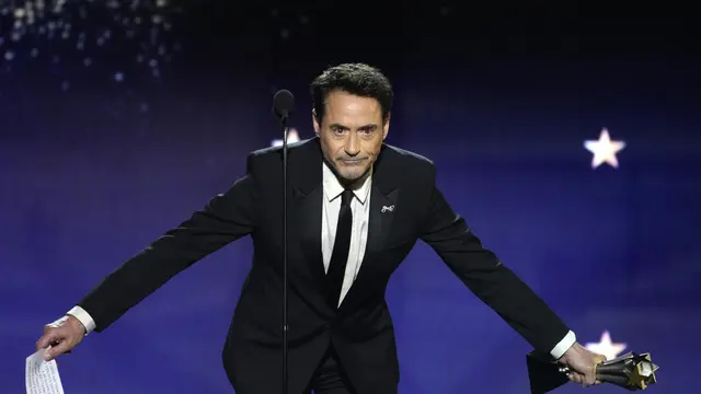 Robert Downey Jr. dalam Critics Choice Awards 2024. (AP Photo/Chris Pizzello)
