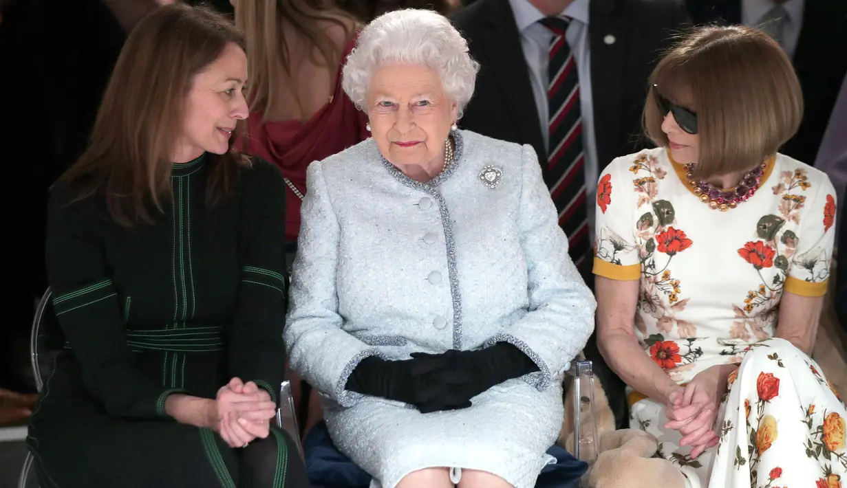 Ratu Elizabeth II berbincang dengan chief executive British Fashion Council, Caroline Rush dan Ratu Fashion, Anna Wintour (kanan) ketika menonton pagelaran London Fashion Week 2018, Selasa (20/2). (Yui Mok/Pool photo via AP)