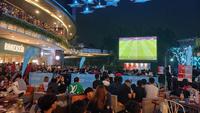 Suporter dari Manchester United dan Manchester City memadati Nonton Bareng Sepak Bola Football Day Out di Avenue of The Star, Kemang Village, Jakarta Selatan, Sabtu (17/1/2026) malam WIB. (Bola.com/Hery Kurniawan)