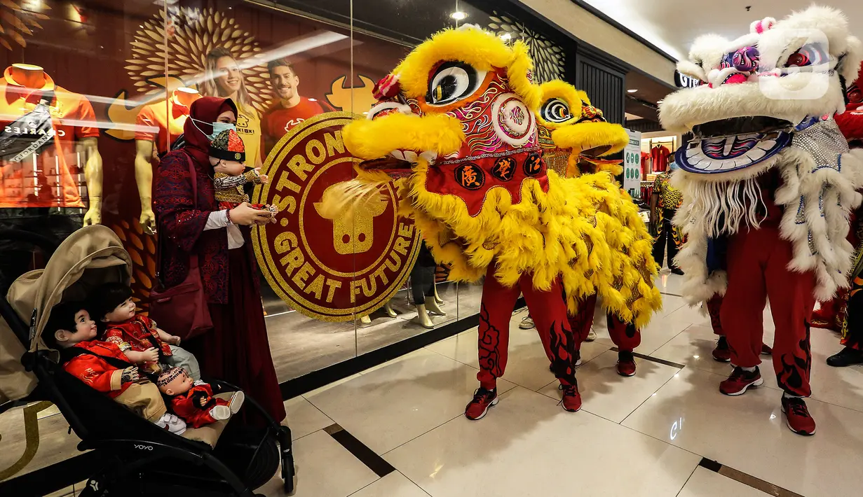 Barongsai beratraksi di Senayan City mall, Jakarta, Jumat (12/2/2021). Atraksi Barongsai yang digelar dengan berkeliling pusat perbelanjaan tersebut bertujuan untuk menghibur pengunjung sekaligus untuk menyambut Tahun Baru Imlek 2572. (Liputan6.com/Johan Tallo)
