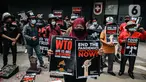 Massa gabungan organisasi masyarakat sipil Koalisi Gerak Lawan membawa poster saat demo di Kedutaan Besar Swiss, Jakarta, Selasa (30/11/2021). Aksi tersebut bertujuan mengecam kehadiran World Trade Organization (WTO) dengan kebijakan yang merugikan nasib rakyat kecil. (Liputan6.com/Faizal Fanani)