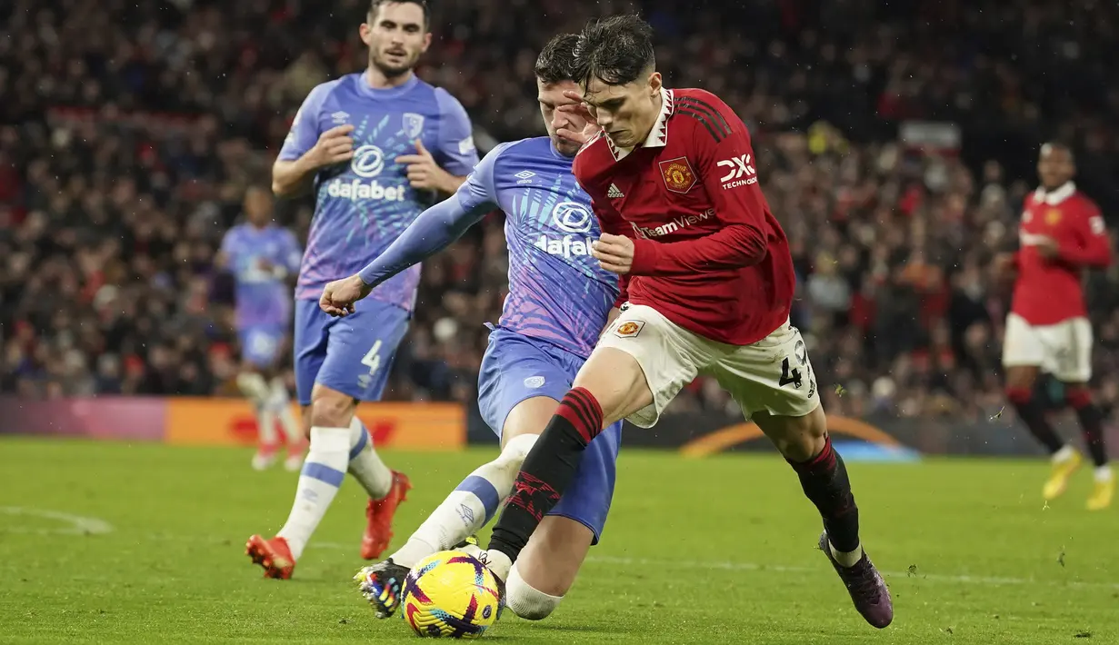 <p>Gelandang Manchester United, Alejandro Garnacho membawa bola dari kawalan pemain Bournemouth, Chris Mepham pada pertandingan lanjutan Liga Inggris di Old Trafford di Manchester, Inggris, Rabu (4/1/2023). Bournemouth tertahan di posisi ke-15 dengan 16 poin. (AP Photo/Dave Thompson)</p>