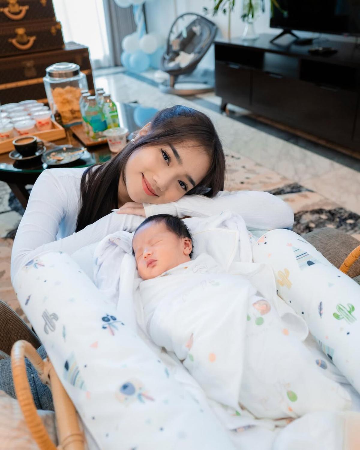 Potret Fuji dan Fadly Faisal Jenguk Baby Jyad, Anak Shandy Purnamasari dan Gilang Juragan99