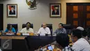 Kepala Staff Kepresidenan, Teten Masduki (ketiga kiri) memberikan keterangan terkait monitoring kebijakan paket ekonomi di Jakarta, Minggu (13/12/2015). Teten menegaskan kebijakan paket ekonomi berjalan sesuai rencana. (Liputan6.com/Helmi Fithriansyah)