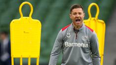 Pelatih Bayer Leverkusen, Xabi Alonso memberikan arahan kepada pemainnya saat berlatih menjelang final Liga Europa 2023/2024 melawan Atalanta di Dublin Arena, Dublin, Irlandia, Rabu (22/05/2024). (AP Photo/Kirsty Wigglesworth)