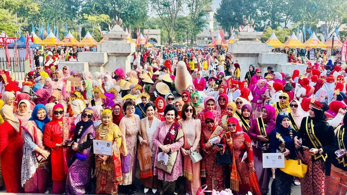Hari Kebaya Nasional 2026 Dirayakan dengan Memecahkan Rekor MURI, Ribuan Perempuan Turun ke Jalan
