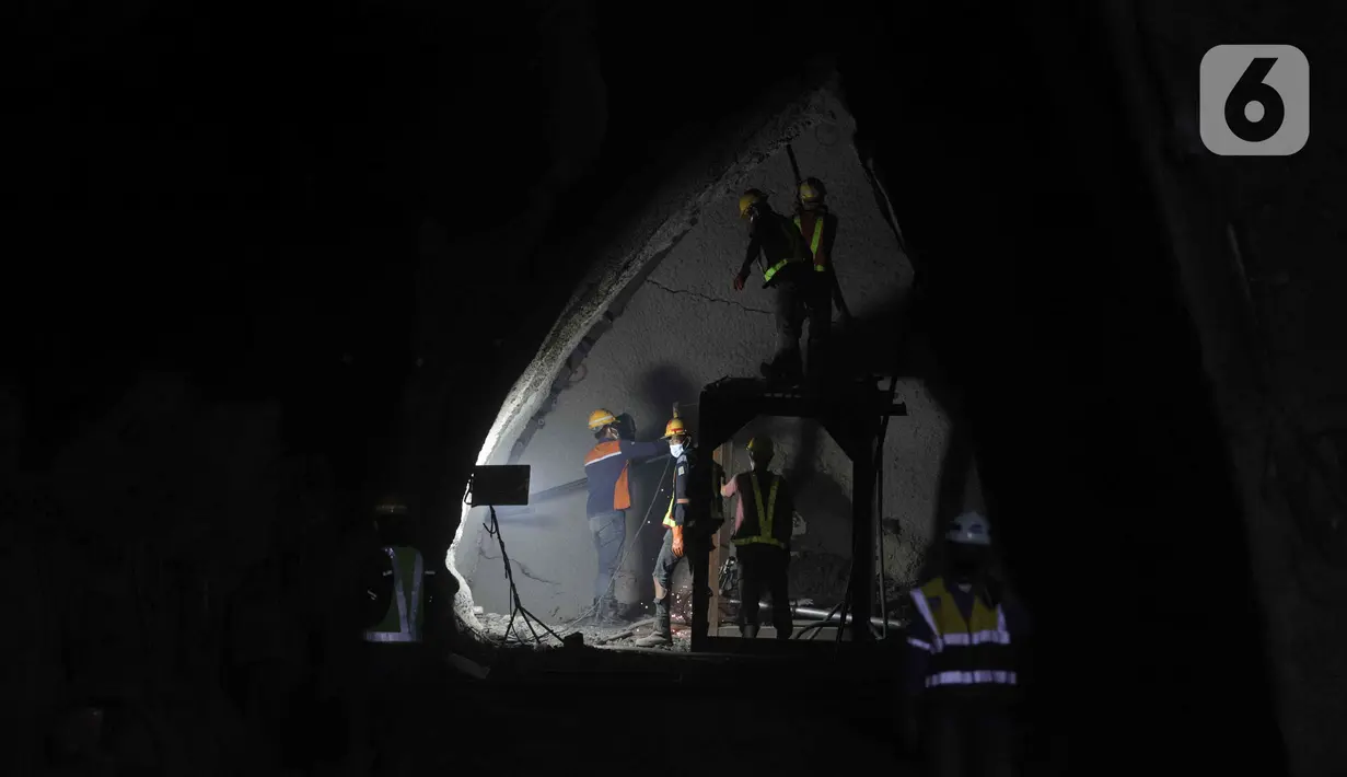 Aktivitas pekerja menyelesaikan proyek Tunnel 2 Kereta Cepat Jakarta-Bandung di Desa Bunder, Jatiluhur, Kabupaten Purwakarta, Jawa Barat, Kamis (27/1/2022). Saat ini progres KCJB terus berjalan dan sudah mencapai 79,90% dan akan melakukan trial run di akhir tahun 2022. (Liputan6.com/Herman Zakharia)