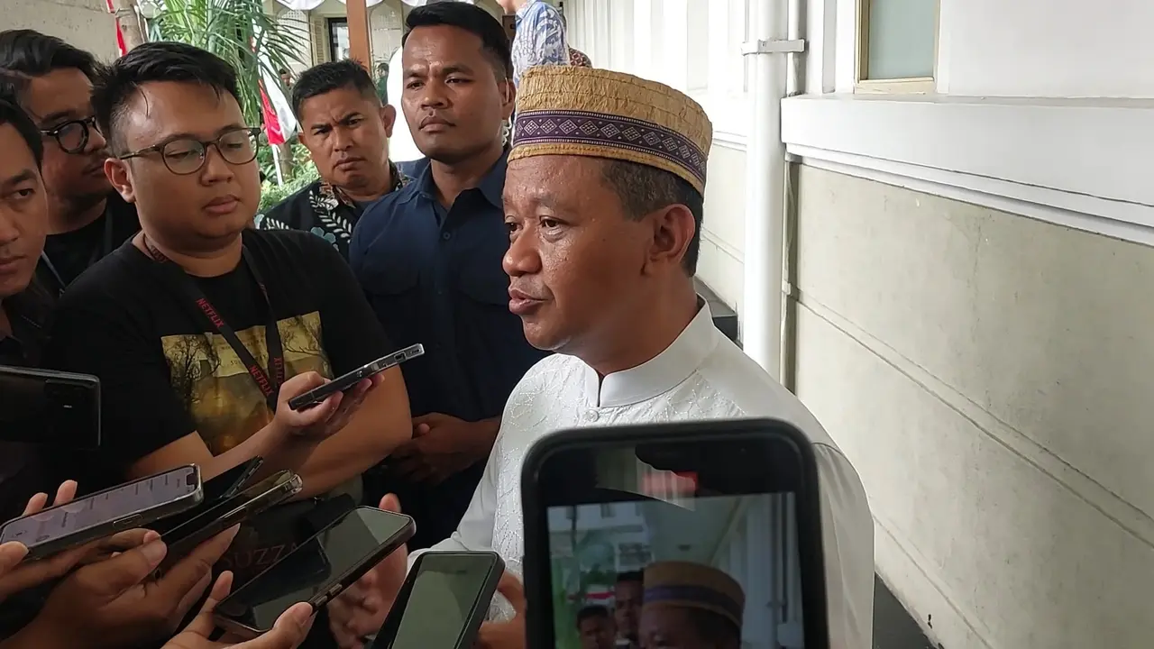 Menteri Energi dan Sumber Daya Mineral (ESDM) Bahlil Lahadalia ditemui di Kantor Kementerian ESDM, Jakarta, Jumat (22/8/2025). (Liputan6.com/Arief)