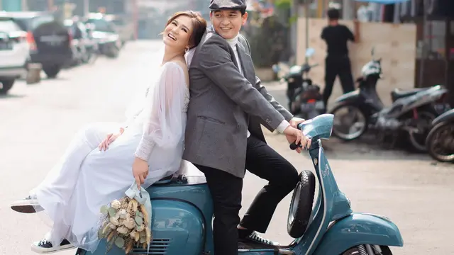 7 Prewedding Masayu Clara dan Qausar Harta, Tampil Romantis di Pinggir Jalan