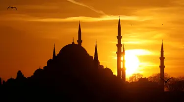 Masjid Suleymaniye terlihat saat matahari terbenam di Istanbul, Turki (11/3). Matahari terbenam atau swastamita adalah waktu di mana matahari menghilang di bawah garis cakrawala di sebelah barat. (Reuters/Umit Bektas)