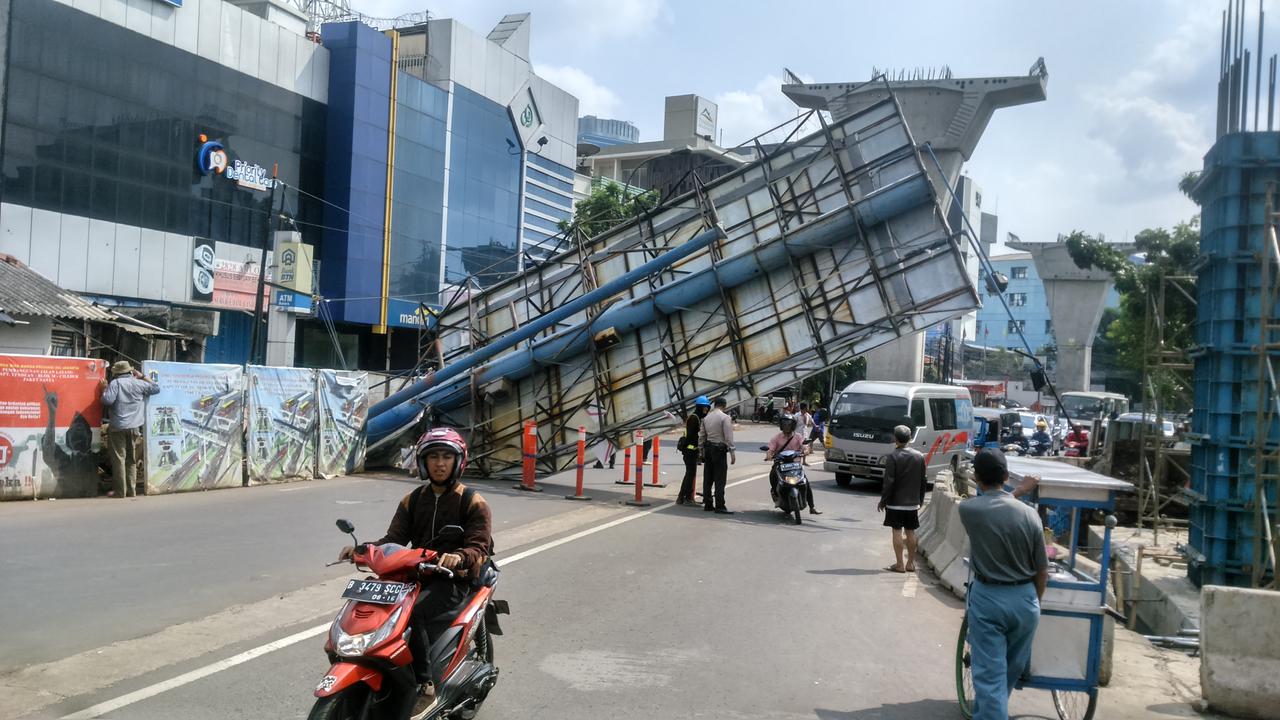 Bikin Macet, Baliho Roboh di Jalan Tendean Sudah Dievakuasi