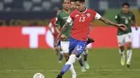 Eduardo Vargas melepas tembakan saat Chile hadapi Bolivia di grup A Copa America 2021 (AFP)