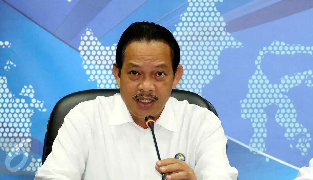 Deputi Pemberantasan BNN, Irjen Pol Arman Depari (kiri) memberi keterangan terkait kasus dua pilot Susi Air di Jakarta, Senin (16/1). Arman menegaskan, pilot Susi Air yang berinisial DA dan BA negatif narkoba. (Liputan6.com/Helmi Fithriansyah)