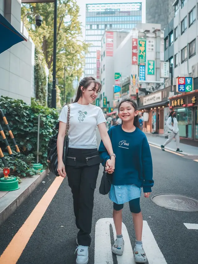 Inspirasi OOTD Ayu Ting Ting saat di Korsel