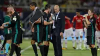 Pelatih Real Madrid Zinedine Zidane berbincang dengan gelandang Gareth Bale saat break selama 3 menit dalam pertandingan final Piala Super melawan MU di Arena Philip II di Skopje (8/8). (AP Photo/Thanassis Stavrakis)