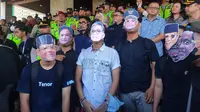 Topeng-topeng tokoh politik, menteri hingga calon gubernur, dipakai mahasiswa di Palembang saat menggelar demo tolak RUU Pilkada di depan kantor DPRD Sumsel (Liputan6.com / Nefri Inge)