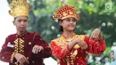 Anggota Paskibraka Nasional 2017 menari tarian daerah masing-masing saat apel kebangsaan di PPPON Cibubur, Jakarta Timur, Rabu (23/8). Sebanyak 3000 purna paskibraka dari seluruh Indonesia hadir dalam acara tersebut. (Liputan6.com/Yoppy Renato)