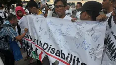 Sejumlah aktivis melakukan aksi damai di Bundaran HI, Jakarta, Kamis (7/5/2015). Mereka melakukan gerakan yang dinamakan "Bergerak Untuk Disabilitas". (Liputan6.com/Johan Tallo)