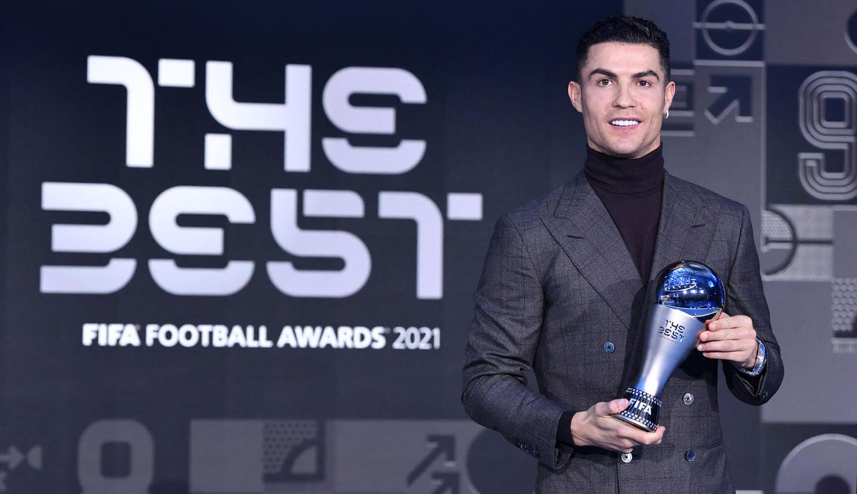 Pemain Portugal, Cristiano Ronaldo mendapatkan Penghargaan Khusus FIFA Terbaik untuk Pencapaian Karir Luar Biasa pada tahun 2021 yang berlangsung di Zurich, 17 Januari 2022. CR7 tercatat telah meraih 14 pengharaan individu sejauh ini, diantaranya lima gelar Ballon d'Or, dua trofi Pesepak Bola Putra Terbaik FIFA, Pemain Terbaik Dunia FIFA tahun 2008, satu Penghargaan Khusus FIFA Terbaik untuk Pencapaian Karir Luar Biasa pada tahun 2021, empat kali penghargaan Sepatu Emas, dan Penghargaan Puskas FIFA. (AFP/Pool/Harold Cunningham)