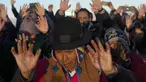 Masyarakat Adat Aymara menerima sinar matahari pertama dalam ritual Tahun Baru di gunung suci Apacheta Murmutani di pinggiran Hampaturi, Bolivia, Rabu dini hari, 21 Juni 2023. (AP Photo/Juan Karita)