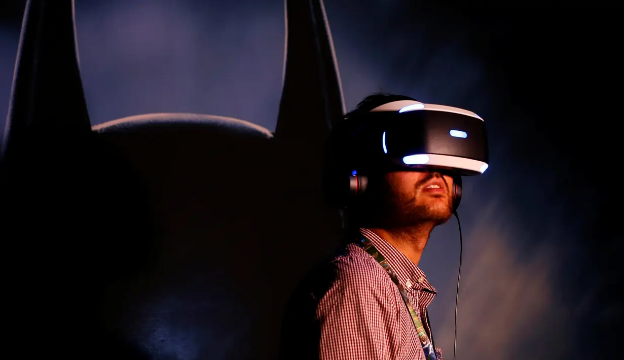 Pengunjung mencoba new VR headset dari Sony saat acara Sony Corporation PlayStation 4 E3 2016 di Los Angeles , California , AS 13 Juni 2016. (REUTERS / Mike Blake)