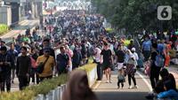 Seperti biasa, momen Hari Bebas Kendaraan Bermotor atau car free day (CFD) di Jakarta pada Minggu pagi dimanfaatkan warga untuk beragam aktivitas, salah satunya dengan berolahraga. (Liputan6.com/Angga Yuniar)