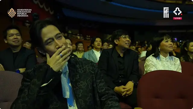 6 Potret Vidi Aldiano Temani Sheila Dara di FFI 2025, Terharu Istri Raih Piala Citra