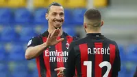 Striker AC Milan, Ante Rebic (kanan) bersama Zlatan Ibrahimovic merayakan gol pertama AC Milan yang dicetaknya ke gawang Parma dalam laga lanjutan Liga Italia 2020/2021 pekan ke-30 di Ennio-Tardini Stadium, Parma, Sabtu (10/4/2021). AC Milan menang 3-1 atas Parma. (LaPresse via AP/Spada)