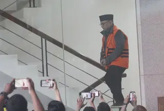 Indonesia Corruption Watch (ICW) mendesak Dewas KPK untuk memeriksa pimpinan KPK yang memberikan persetujuan agar Yaqut Cholil Qoumas menjadi tahanan rumah. Tampak dalam foto, tersangka kasus dugaan korupsi kuota haji tambahan tahun 2023–2024, Yaqut Cholil Qoumas saat tiba di Gedung Merah Putih Komisi Pemberantasan Korupsi (KPK), Jakarta, Selasa (24/3/2026). (merdeka.com/Arie Basuki)