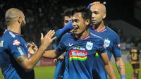 Selebrasi pemain PSIS saat menjamu PSM di Stadion Moch. Soebroto, Magelang (27/11/2019). (Bola.com/Vincentius Atmaja)