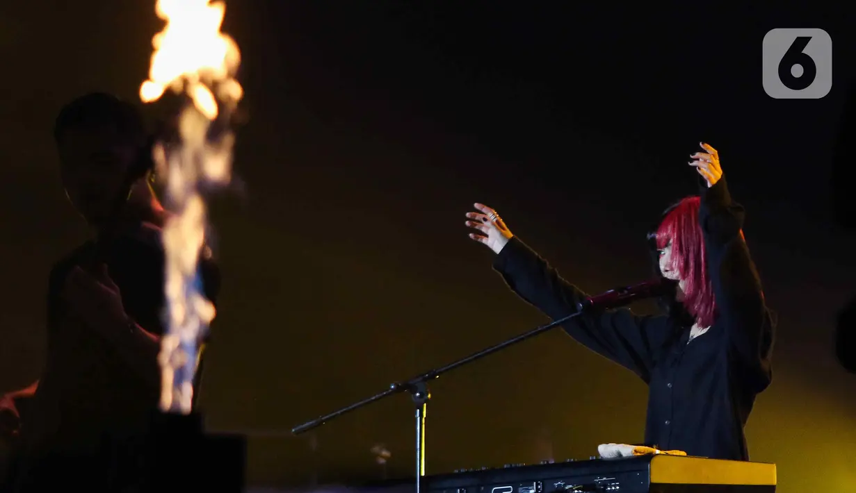 Penyanyi Isyana Sarasvati tampil memeriahkan Festival Musik Soundrenaline di Allianz Ecopark, Ancol, Jakarta Utara, Minggu (27/11/2022). Isyana Sarasvati tampil memeriahkan Soundrenaline 2022 dengan lagu Il Sogno, Untuk Hati Yang Terluka, Lexicon, dan Sikap Duniawi. (Liputan6.com/Herman Zakharia)