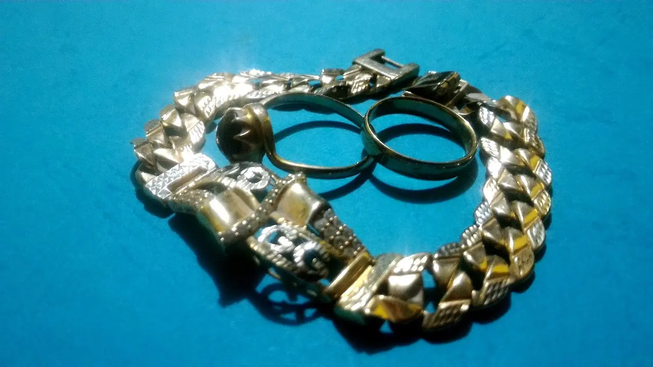 Ilustrasi – perhiasan cincin dan gelang emas. (Foto: Liputan6.com/Muhamad Ridlo)