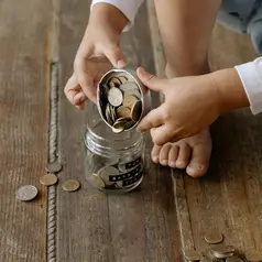 Banyak biaya kecil yang terlihat sepele seperti makan di luar atau aktivitas tambahan (Sumber: Pexels.com)