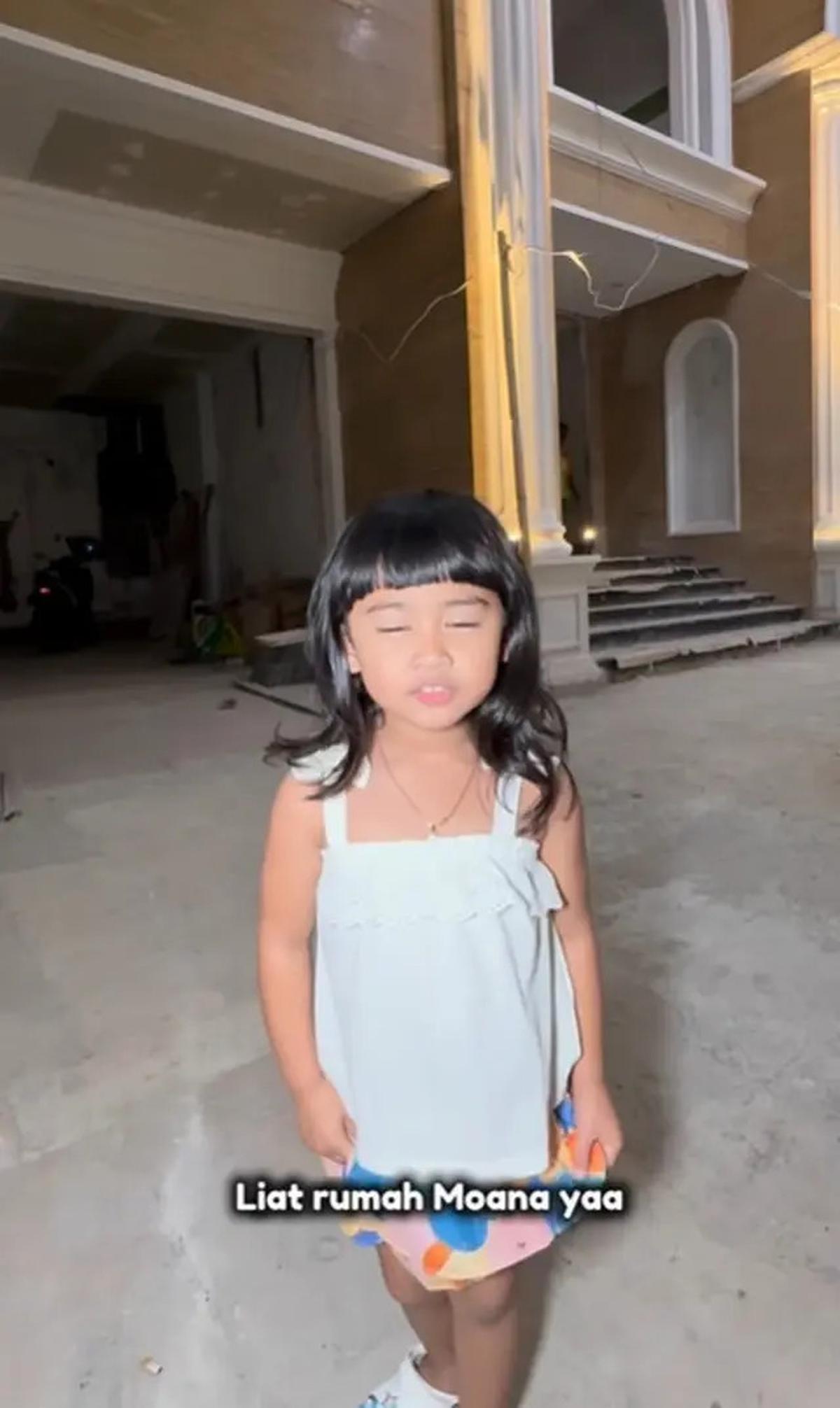 Tingkah Lucu Moana Anak Ria Ricis Sidak Rumah Baru, Hampir Jadi Bagian Depan Mewah Banget