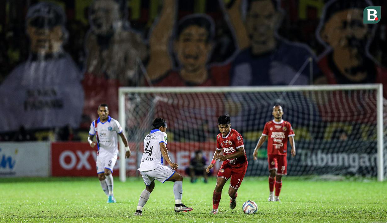 <p>Pemain Semen Padang, Genta Alparedo (kanan) berhasil melewati adangan pemain PSBS Biak, Diandra Diaz pada laga leg kedua final Pegadaian Liga 2 2023/2024 di Stadion GOR Haji Agus Salim, Padang, Sabtu (9/3/2024). (Bola.com/Bagaskara Lazuardi)</p>
