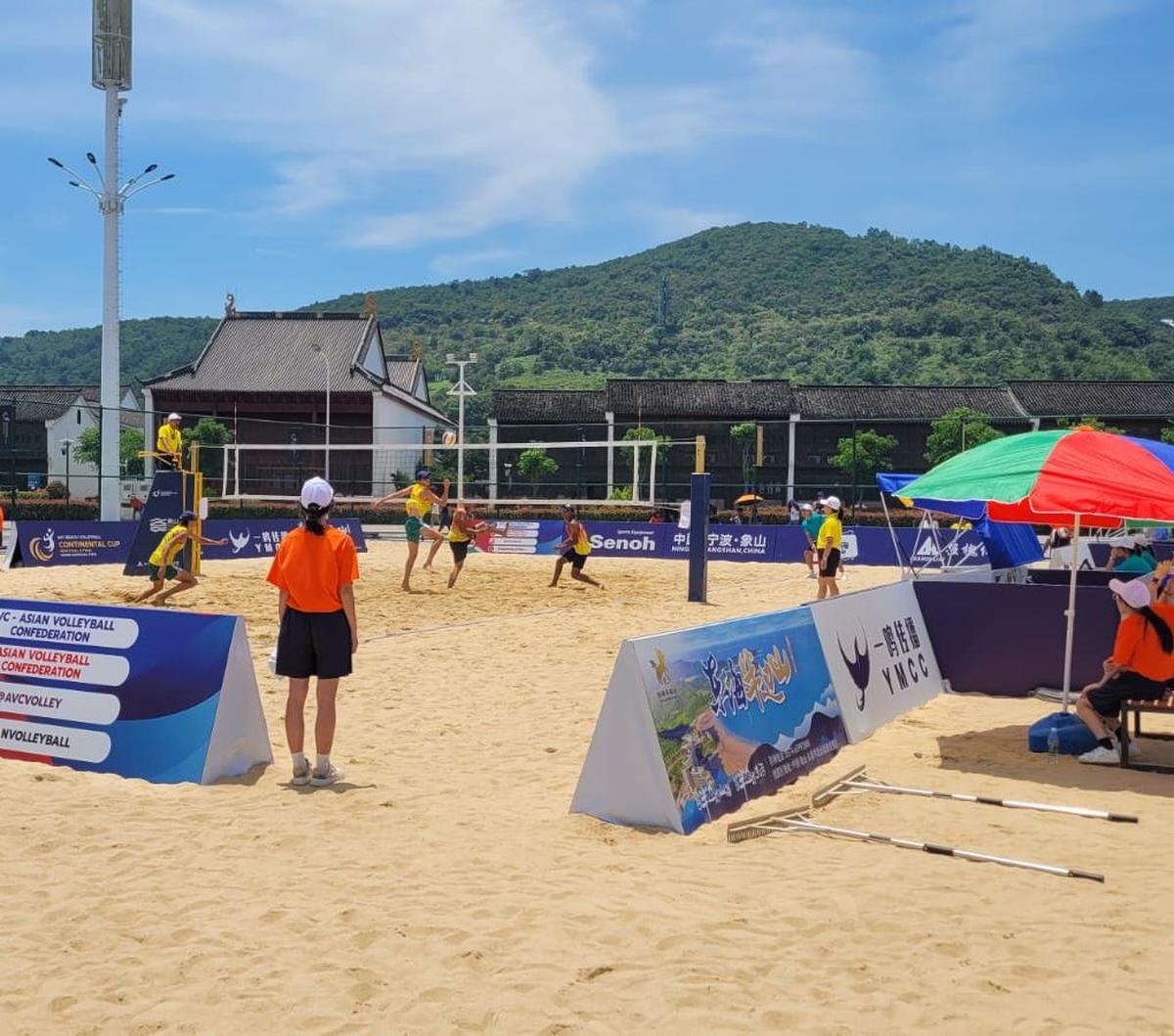Dari apa yang terjadi di lapangan, terlihat atlet voli pantai Indonesia kalah jam terbang dibanding Australia. Hal ini terlihat pada pengambilan keputusan saat skor angka kritis.
