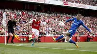 Pemain Arsenal Cedric Soares (kiri) mengumpan bola di bawah tekanan pemain Everton Jonjoe Kenny pada pertandingan sepak bola Liga Inggris di Emirates Stadium, London, Inggris, 22 Mei 2022. Arsenal menang dengan skor 5-1. (AP Photo/David Cliff)