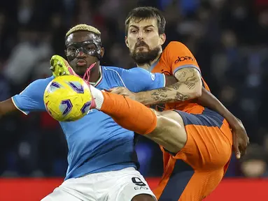 Pemain Napoli, Victor Osimhen (kiri) berebut bola dengan pemain Inter Milan, Francesco Acerbi pada laga pekan ke-14 Liga Italia 2023/2024 di Stadio Diego Armando Maradona, Napoli, Italia, 3 Desember 2023 waktu setempat. Laga berakhir dengan kemenangan 3-0 Inter Milan. (AP Photo/LaPresse/Alessandro Garofalo)