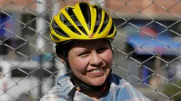 Salah satu perserta berpose sebelum balapan sepeda Cholita dimulai di El Alto, La Paz, Bolivia (29/10). Balapan ini bertujuan memperkuat budaya setempat dan memberikan kesempatan olahraga bagi kaum wanita. (Reuters/David Mercado)