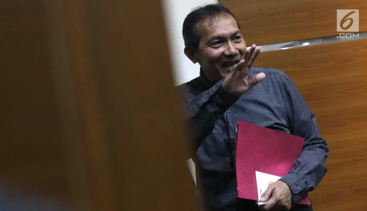 Wakil Ketua KPK, Saut Situmorang usai menyampaikan keterangan terkait pengembangan kasus korupsi e-KTP di Gedung KPK, Jakarta, Selasa (13/8/2019). KPK menetapkan empat tersangka baru sehingga hingga kini telah memproses 14 orang yang terlibat dalam kasus tersebut. (Liputan6.com/Helmi Fithriansyah)