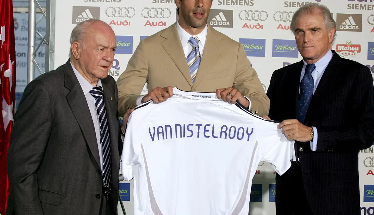 Penyerang baru Real Madrid Ruud Van Nistelrooy diperkenalkan oleh Presiden Real Madrid Ramon Calderon (kanan) dan Presiden Kehormatan Alfredo di Stefano (kiri) di Stadium Santiago Bernabeu, Spanyol, Jumat (28/7/2006). (EPA/Paco Campos)