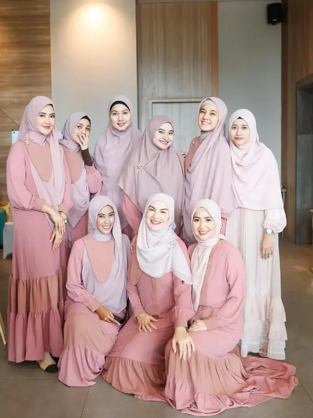 7 Potret Irish Bella Jadi Panitia Kajian Perempuan Tangguh Ini Curi Perhatian