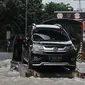 Sebuah mobil mogok diderek akibat nekat menerobos banjir di Tol Cempaka Putih, Jakarta, Minggu (23/2/2020). Banjir yang melanda kawasan tersebut menyebabkan Gerbang Tol Cempaka Putih tidak dioperasikan akibat terendam hingga ketinggian mencapai sepinggang orang dewasa. (merdeka.com/Iqbal S. Nugroho)