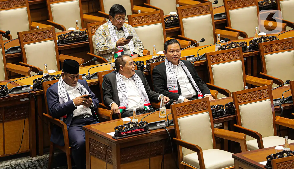Pada syal tersebut tertulis Yayasan Persahabatan dan Studi Peradaban (YPSP) di atas gambar bendera Palestina. (Liputan6.com/Faizal Fanani)