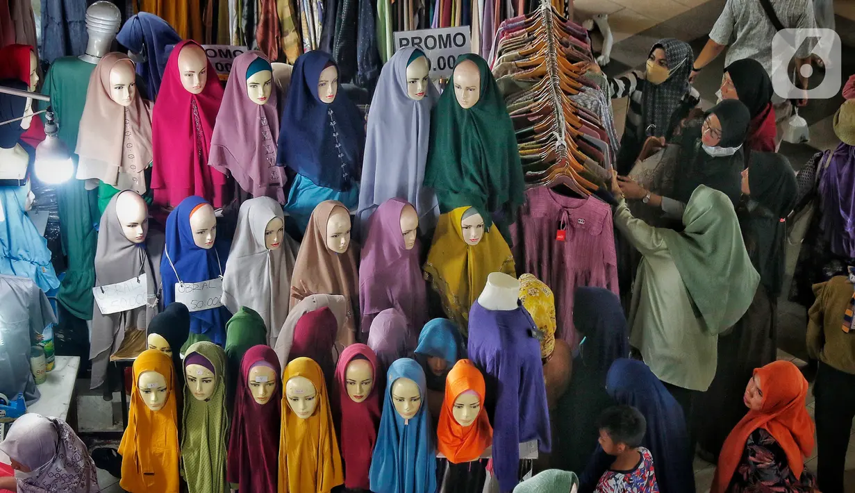 Menjelang bulan Ramadhan, industri pakaian muslim alami peningkatan dan diburu masyarakat. (Liputan6.com/Angga Yuniar)