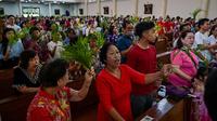 Minggu Palma menjadi bagian tak terpisahkan dari Pekan Suci yang mempersiapkan umat Katolik untuk perayaan Paskah, kebangkitan Yesus Kristus. (JUNI KRISWANTO/AFP)