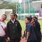 Menpora, Imam Nahrawi berswafoto dengan Presiden Jokowi beserta Menteri PUPR, Kepala Bekraf, dan Ketua Inasgoc saat meninjau sejumlah venue Asian Games 2018 di Kompleks Gelora Bung Karno, Jakarta, Senin (25/6). (Liputan6.com/Angga Yuniar)